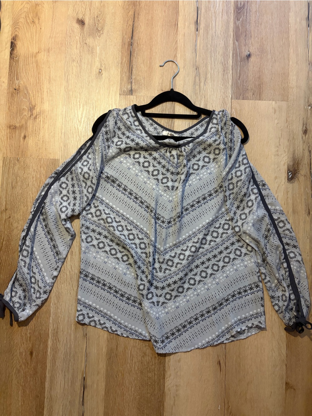 Maurices Cream and Gray Patterned Women’s Blouse. Cut out on shoulder.